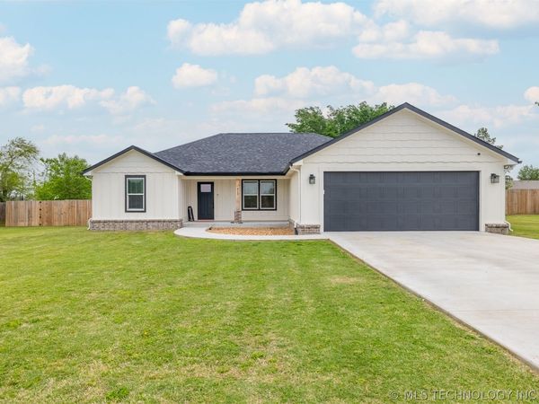 413 E Jean Pierre Street , Chouteau, OK 74337