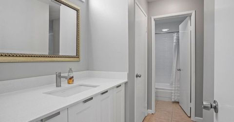 2201 Woodside Ln #10, Unit 10, Sacramento, CA 95825 Photo