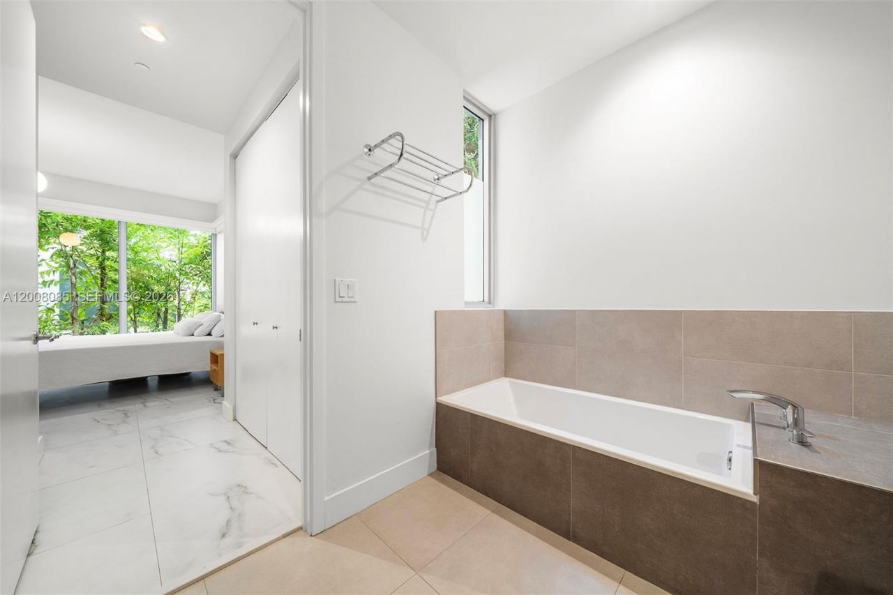 545 SW 11th St, Unit 208, Miami, FL 33129 Photo