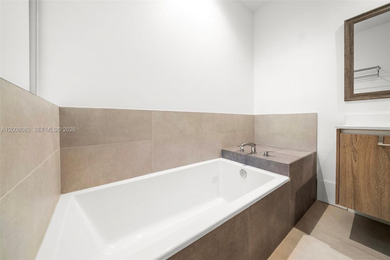 545 SW 11th St, Unit 208, Miami, FL 33129 Photo