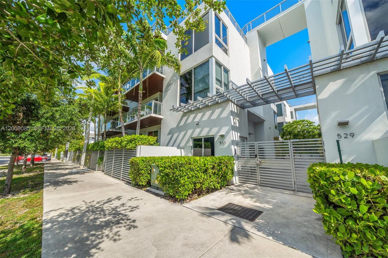 545 SW 11th St, Unit 208, Miami, FL 33129 Photo