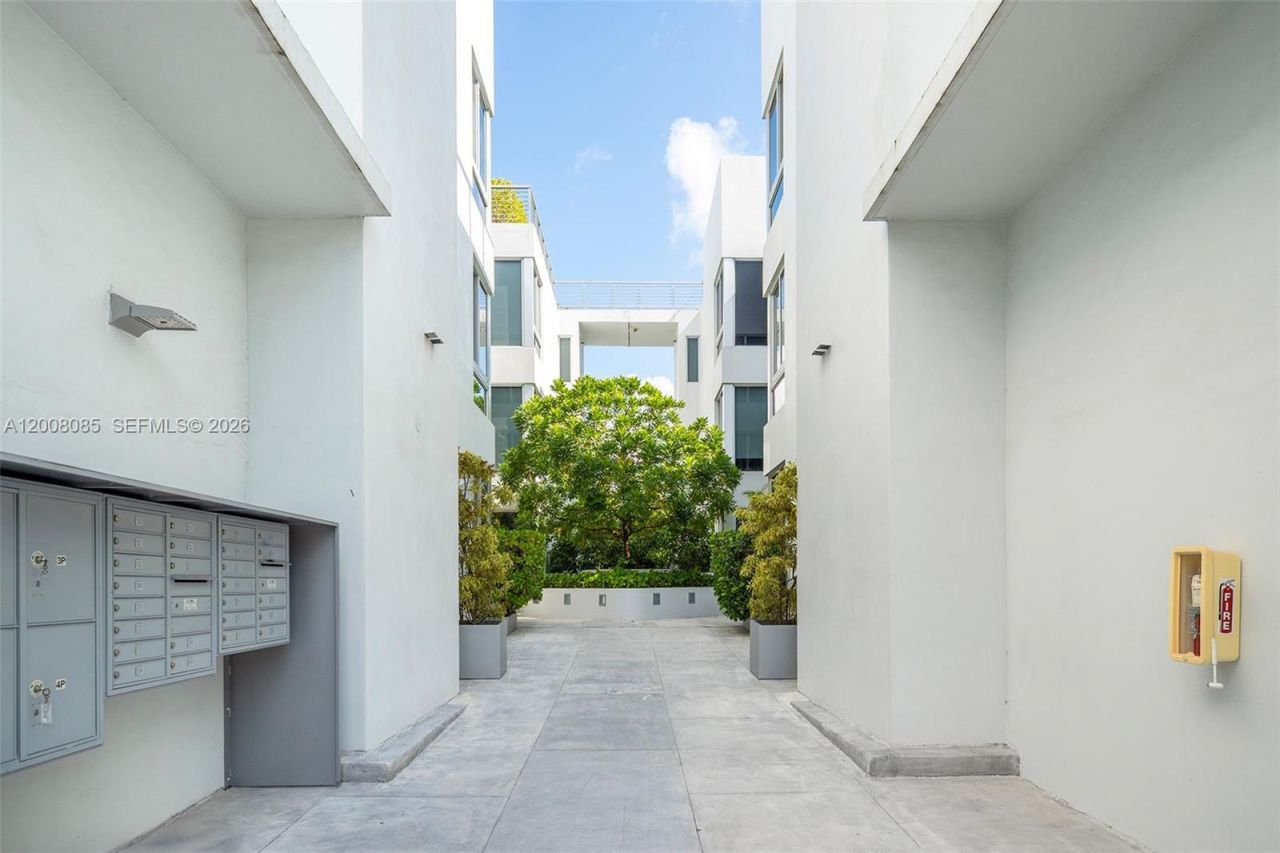545 SW 11th St, Unit 208, Miami, FL 33129 Photo
