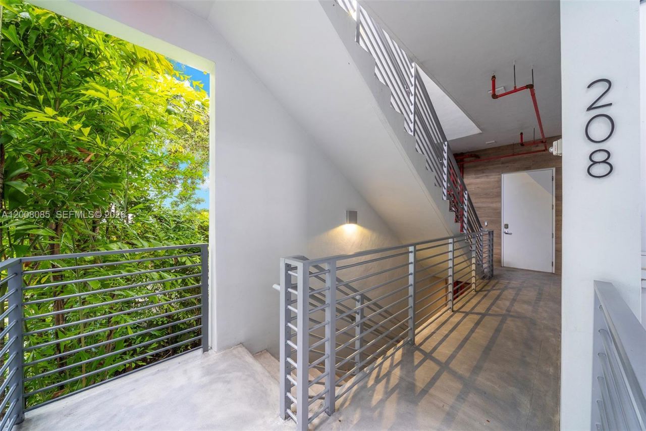 545 SW 11th St, Unit 208, Miami, FL 33129 Photo