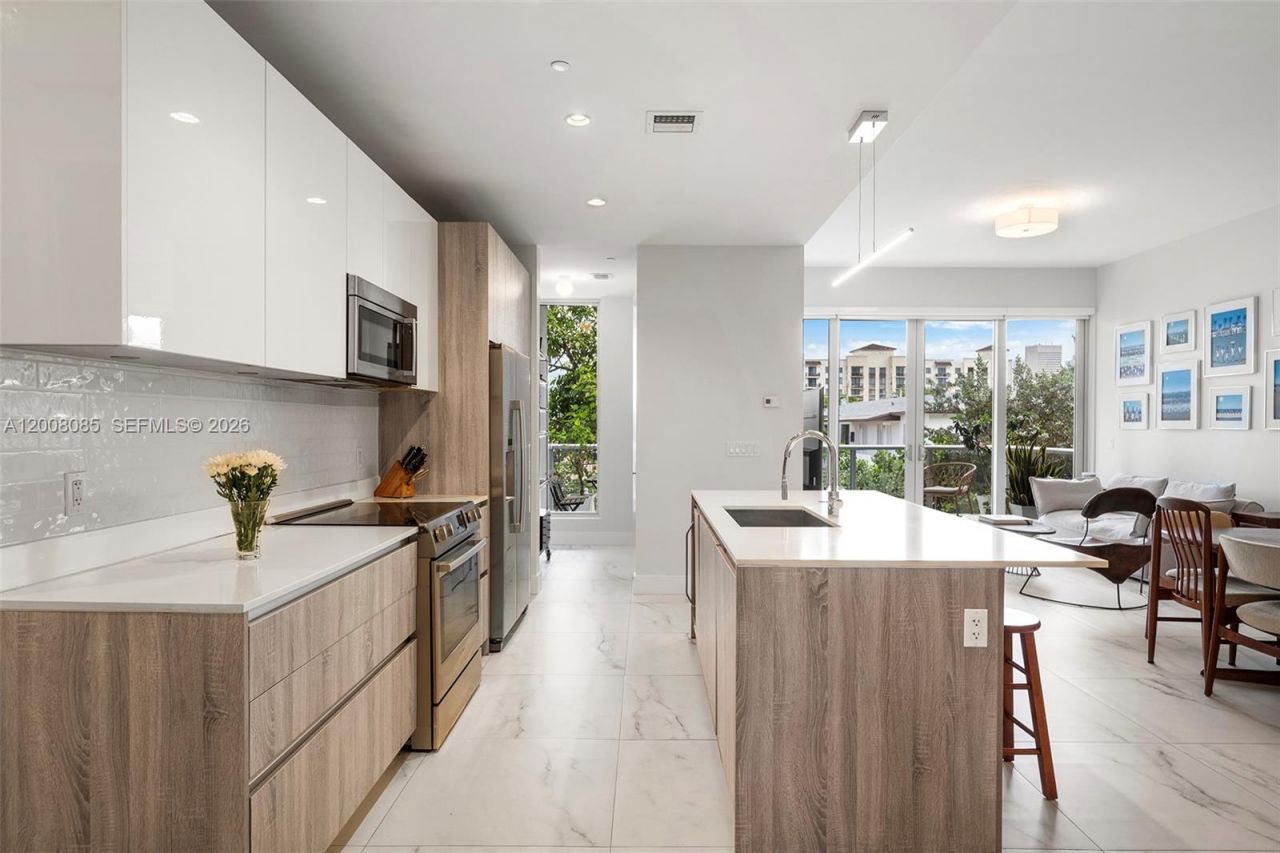 545 SW 11th St, Unit 208, Miami, FL 33129 Photo