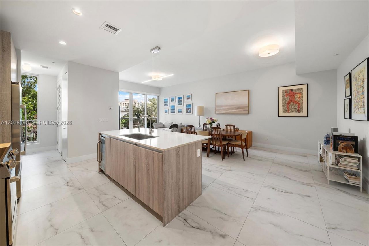 545 SW 11th St, Unit 208, Miami, FL 33129 Photo
