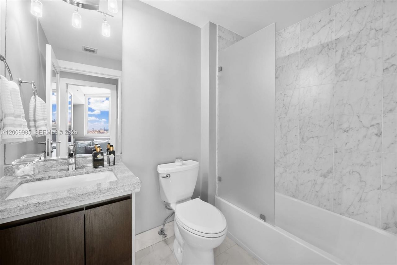 253 NE 2nd St, Unit 2503, Miami, FL 33132 Photo