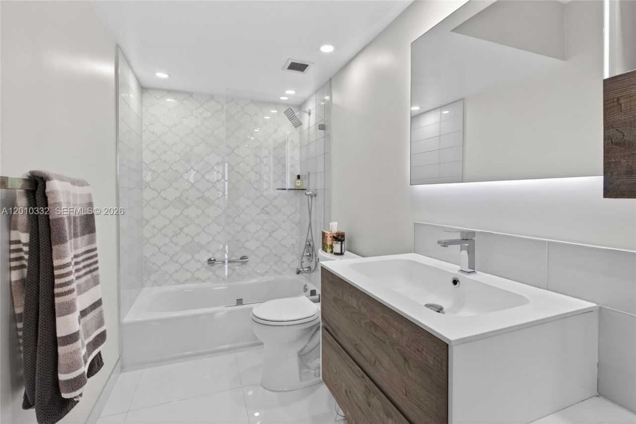 1985 S Ocean Dr, Unit 22H, Hallandale Beach, FL 33009 Photo