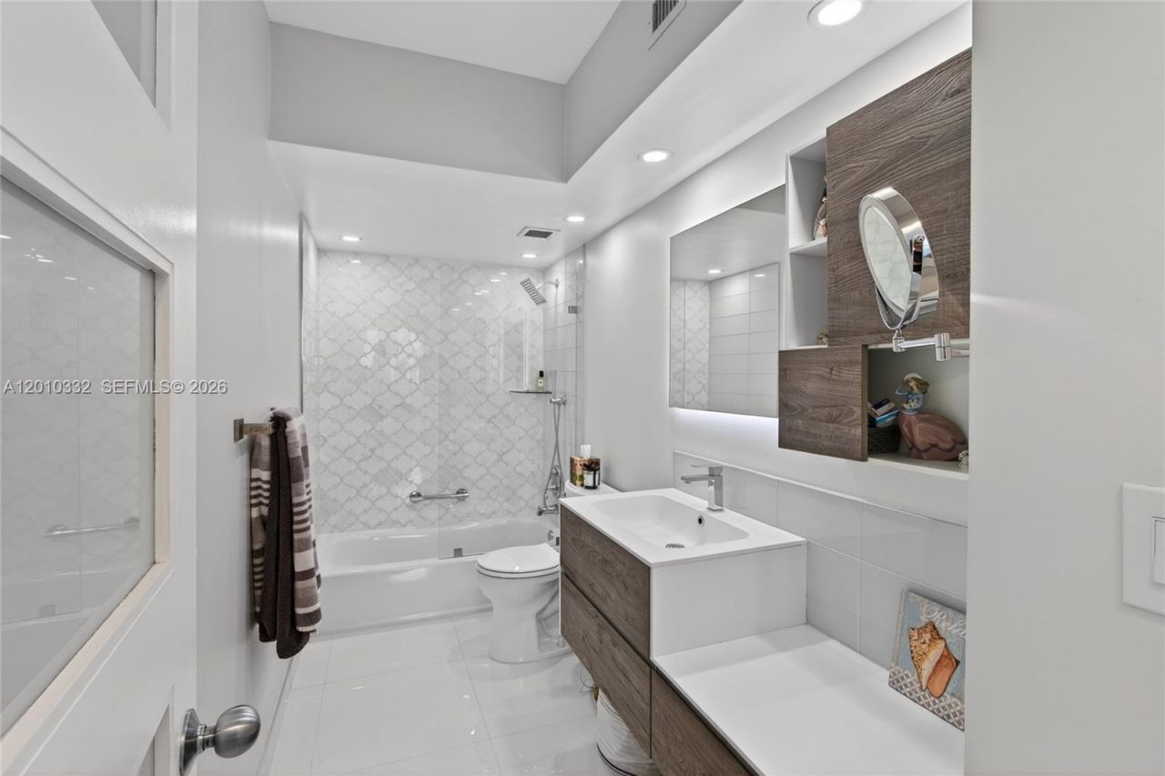 1985 S Ocean Dr, Unit 22H, Hallandale Beach, FL 33009 Photo
