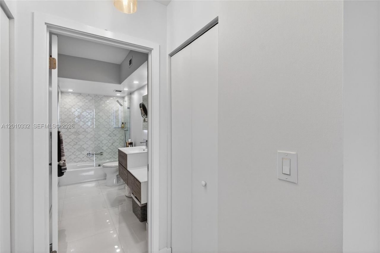 1985 S Ocean Dr, Unit 22H, Hallandale Beach, FL 33009 Photo