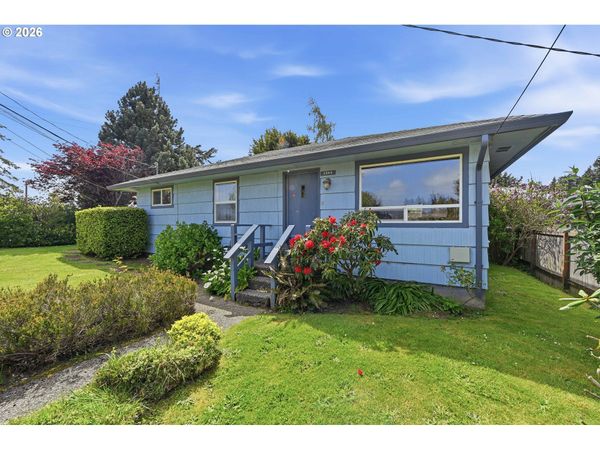 2984 MYRTLE ST, North Bend, OR 97459