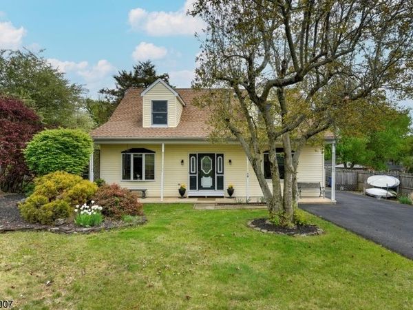 15 Shaffer St, Branchburg, NJ 08876