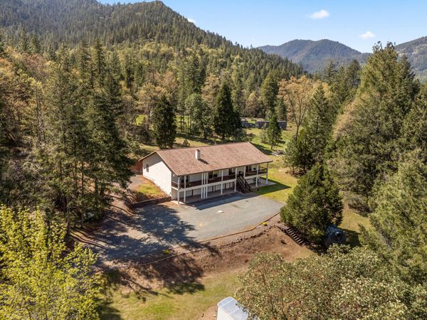 2295 W Evans Creek Road, Rogue River, OR 97537