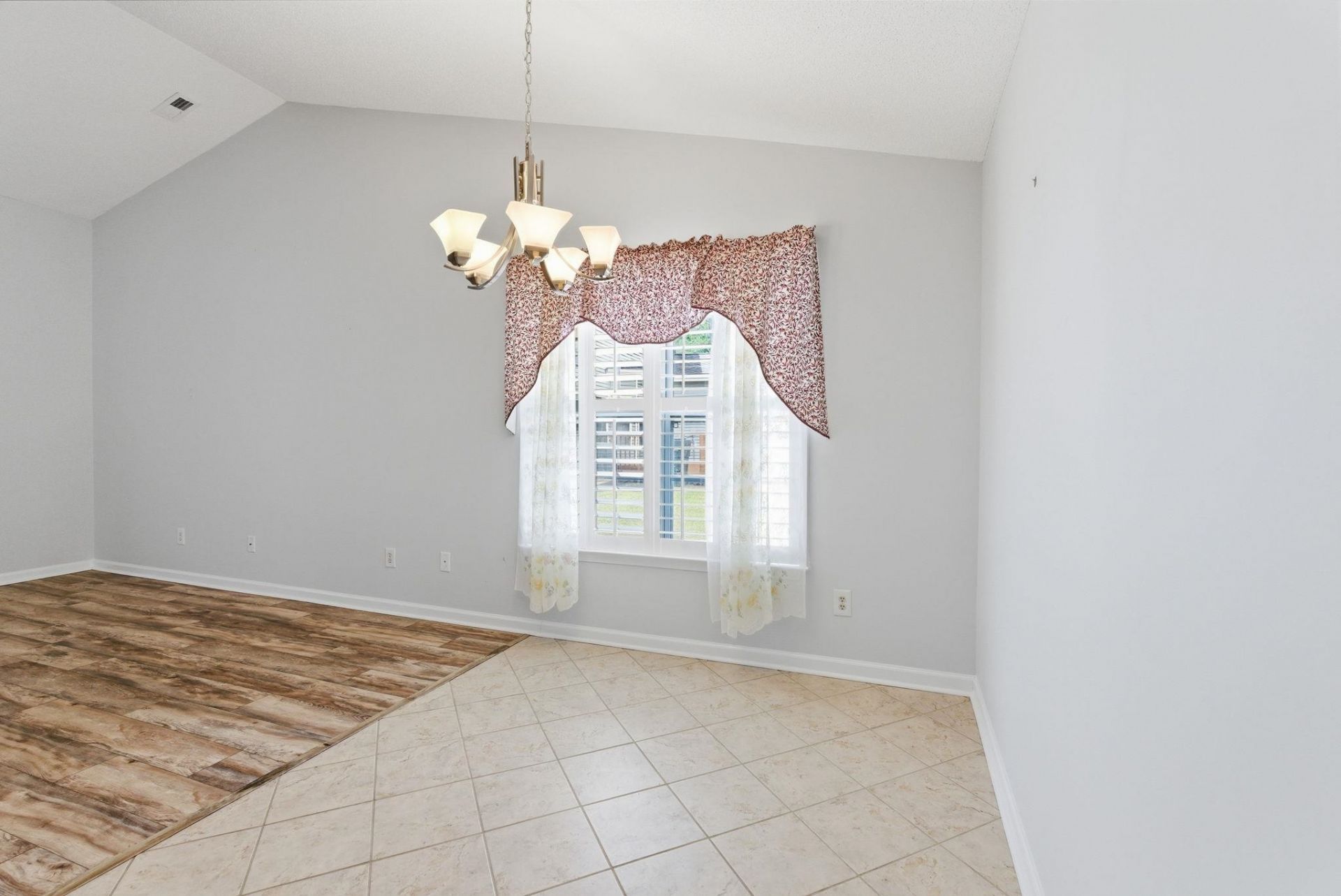 300 Country Manor Dr. Photo 13