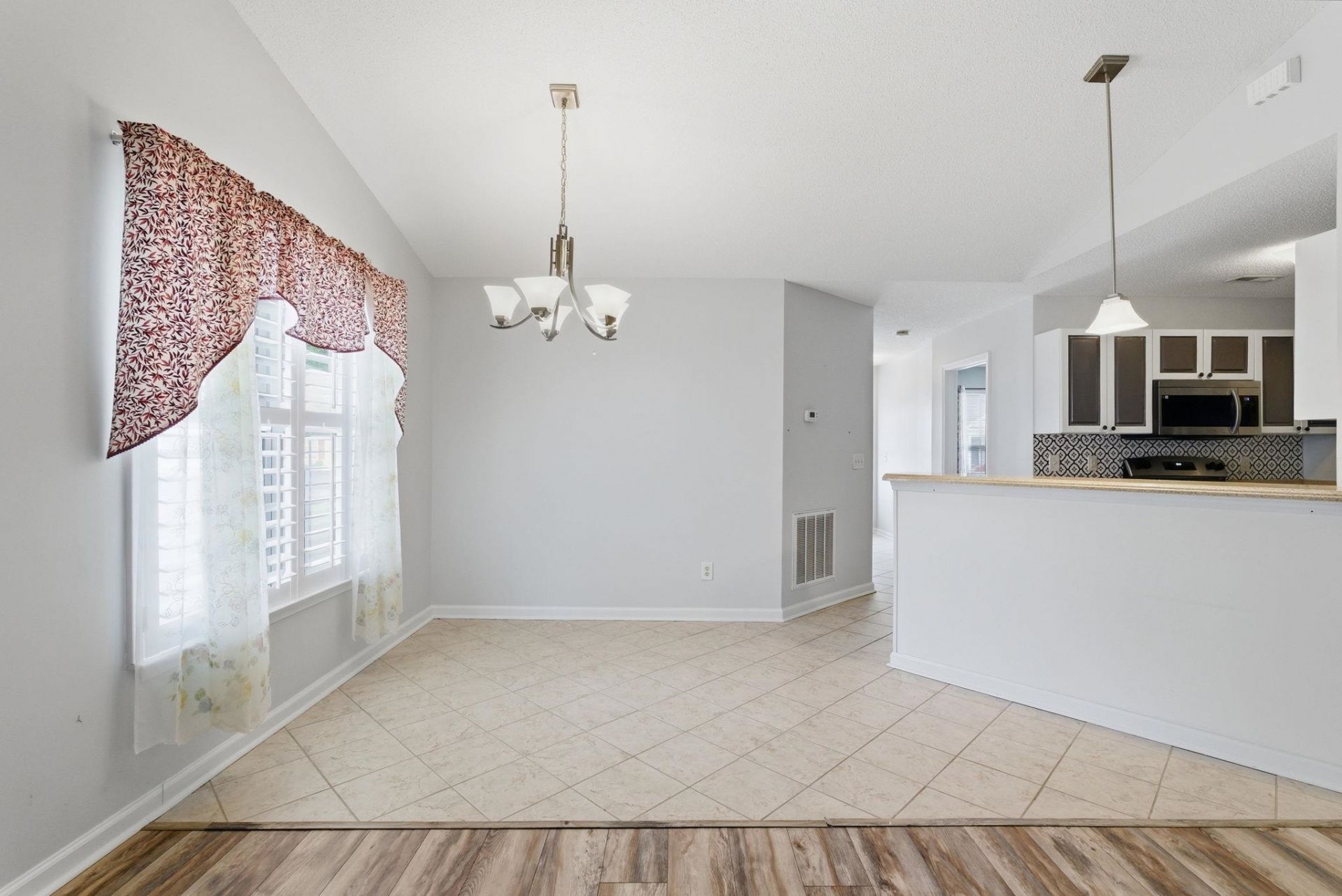 300 Country Manor Dr. Photo 14