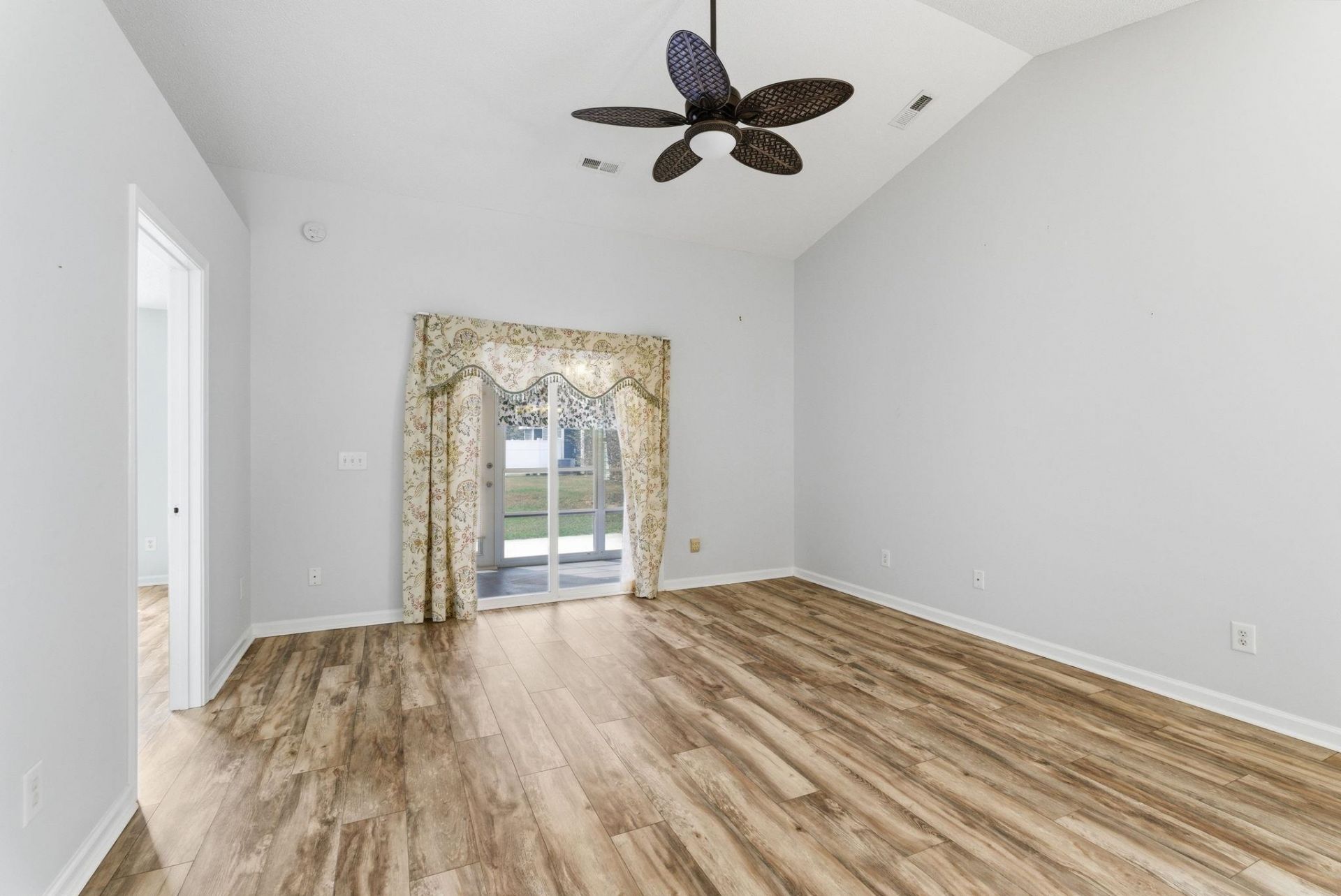 300 Country Manor Dr. Photo 20