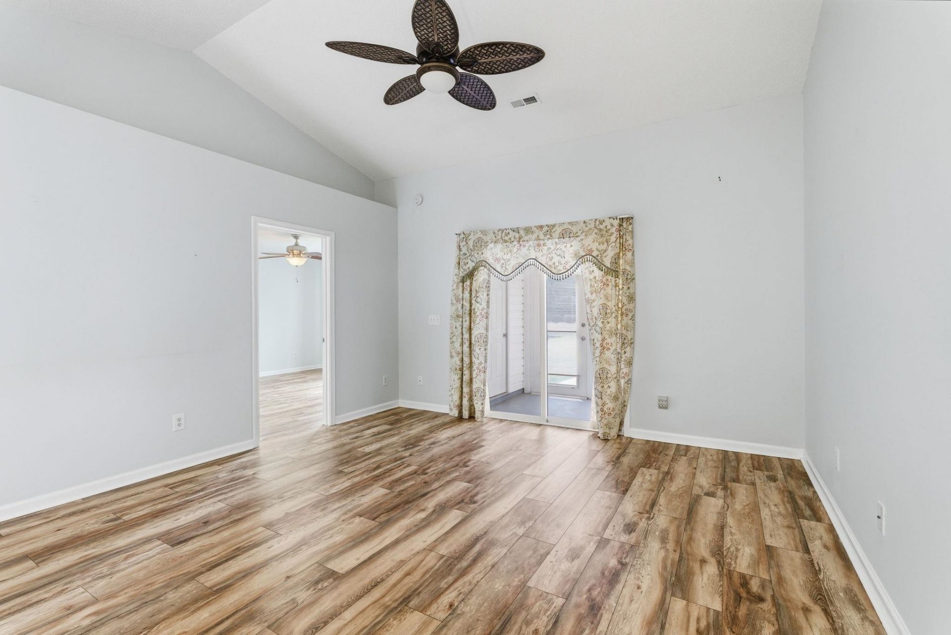 300 Country Manor Dr. Photo 21