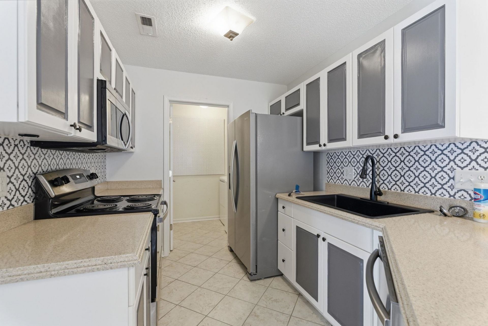 300 Country Manor Dr. Photo 7