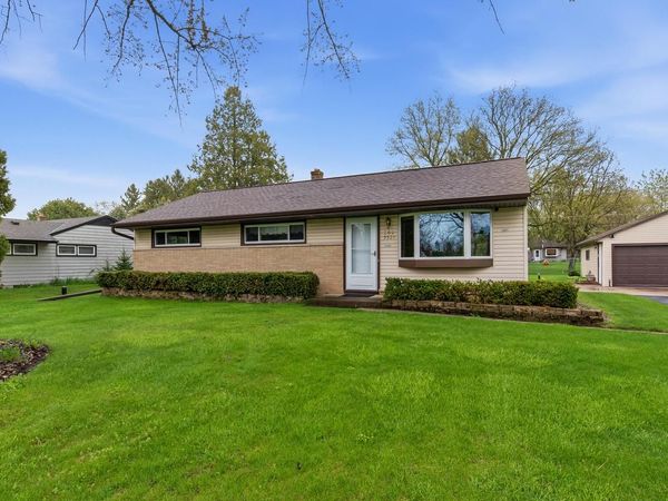 W202N9524 Club CIRCLE, Menomonee Falls, WI 53051