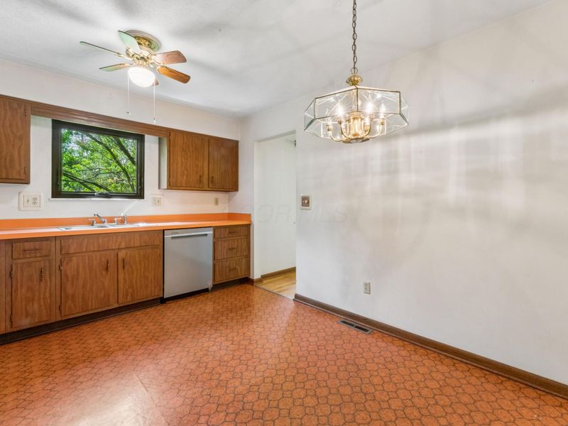 6169 Meadow Wood Lane, Columbus, OH 43228 Photo 11