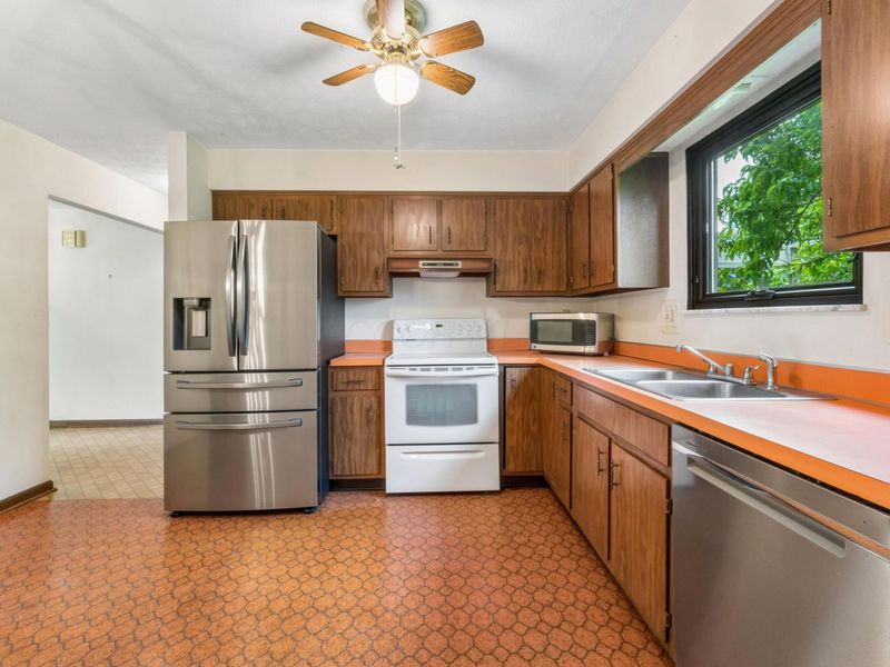 6169 Meadow Wood Lane, Columbus, OH 43228 Photo 9