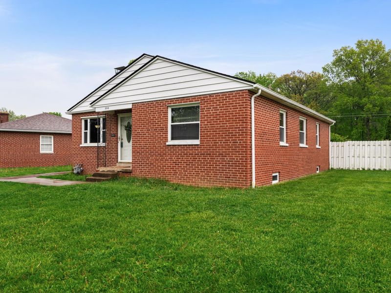 390 Topsfield Road , Columbus, OH 43228 Photo 4