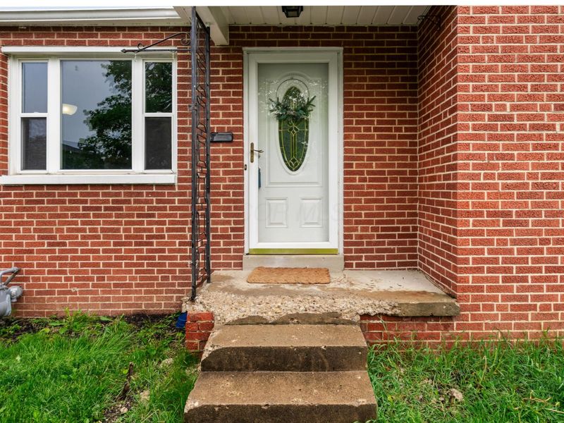390 Topsfield Road , Columbus, OH 43228 Photo 5