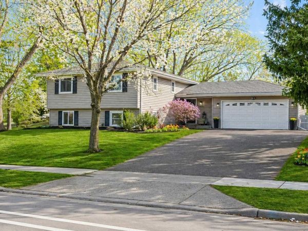 2946 Mcknight Road N, Maplewood, MN 55109
