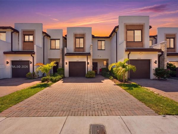 20572 NE 5th Pl , Miami, FL 33179