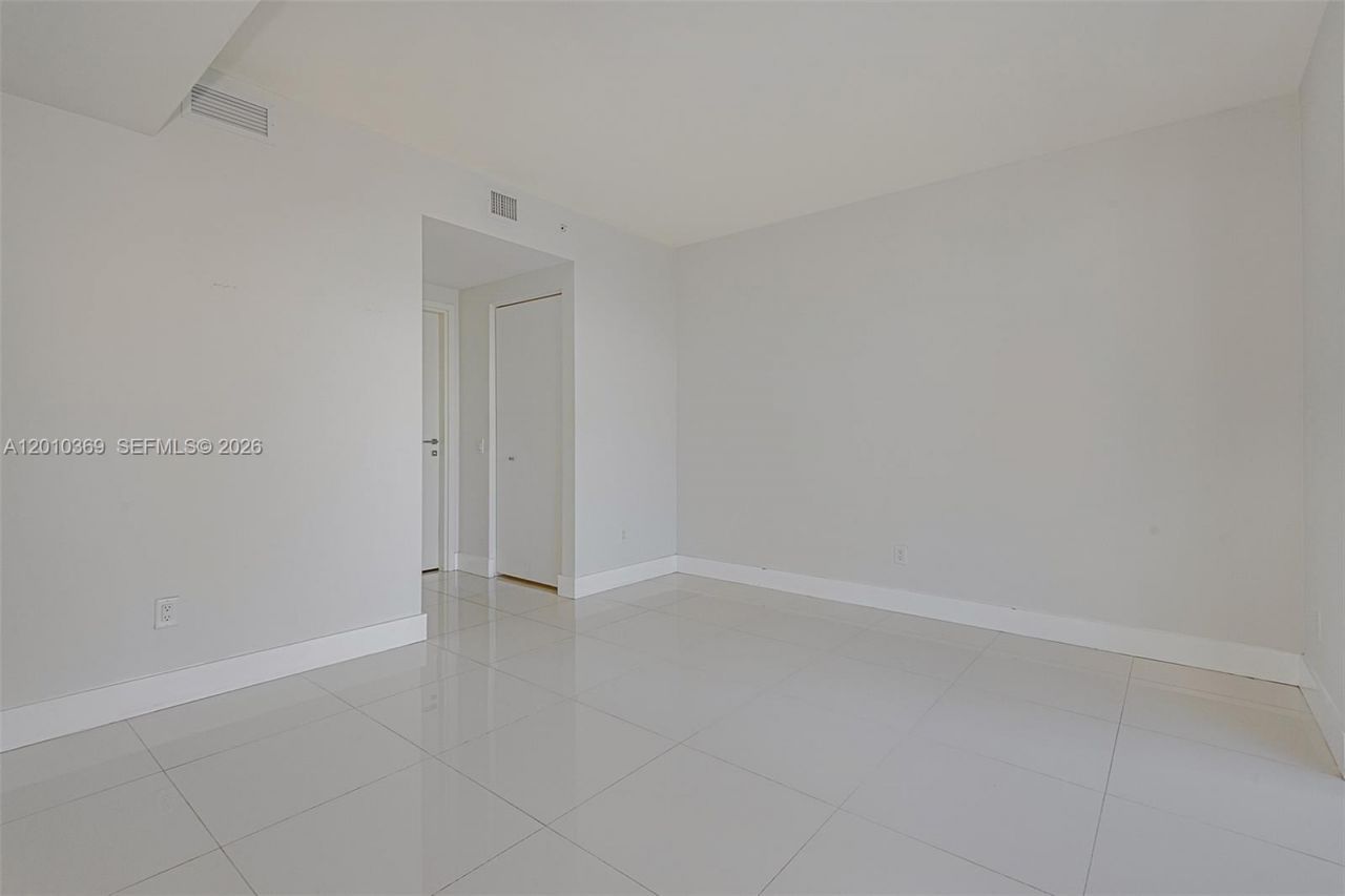 1300 Brickell Bay Dr , Unit 2808, Miami, FL 33131 Photo