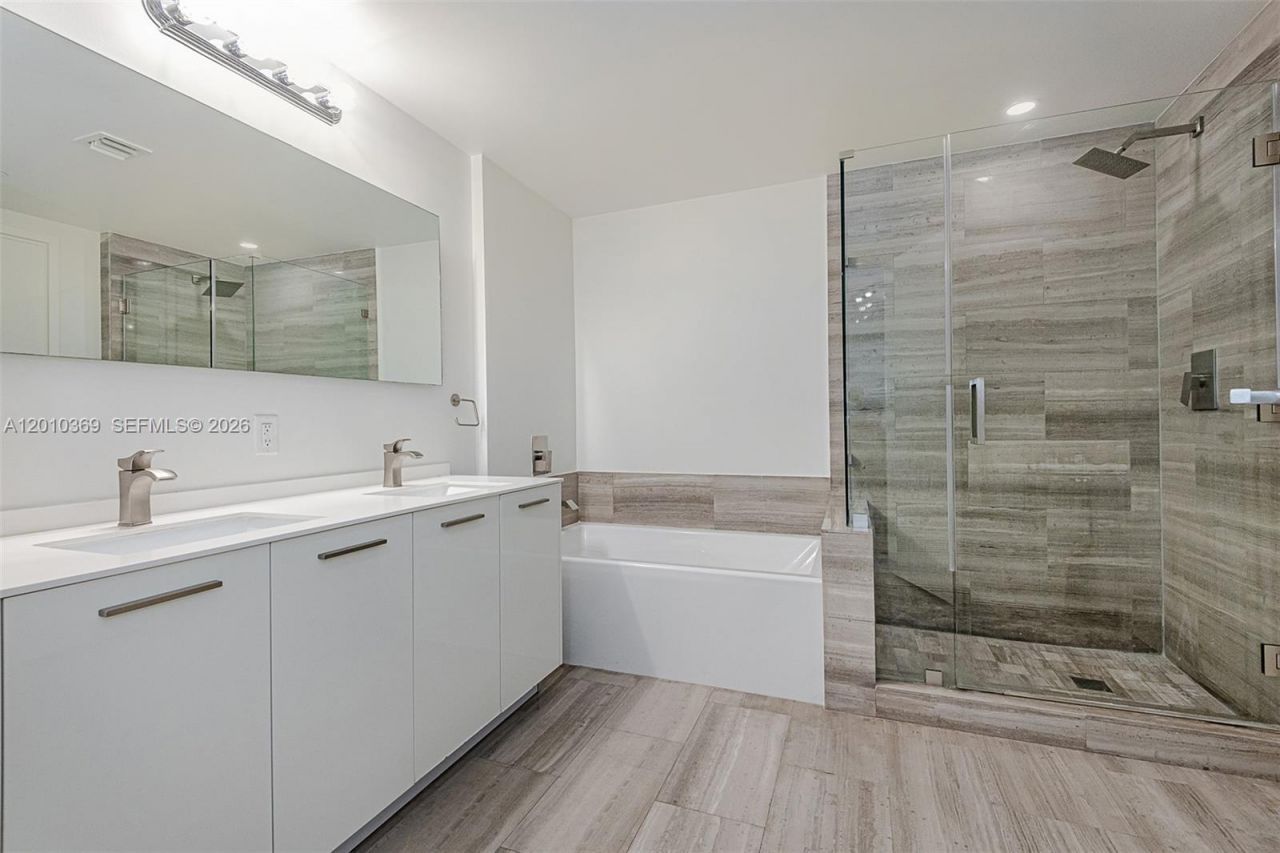 1300 Brickell Bay Dr , Unit 2808, Miami, FL 33131 Photo