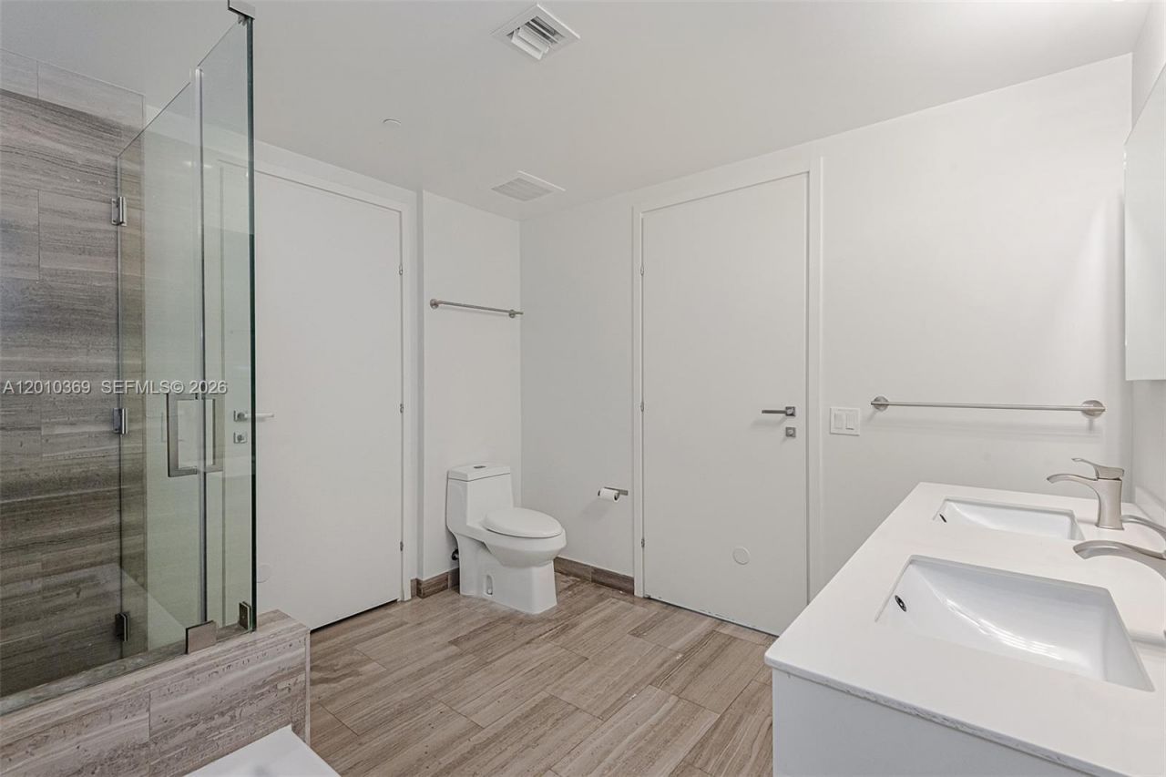1300 Brickell Bay Dr , Unit 2808, Miami, FL 33131 Photo