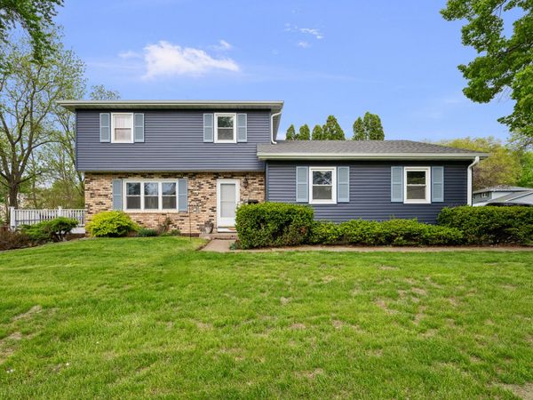 3876 18th Street , Bettendorf, IA 52722