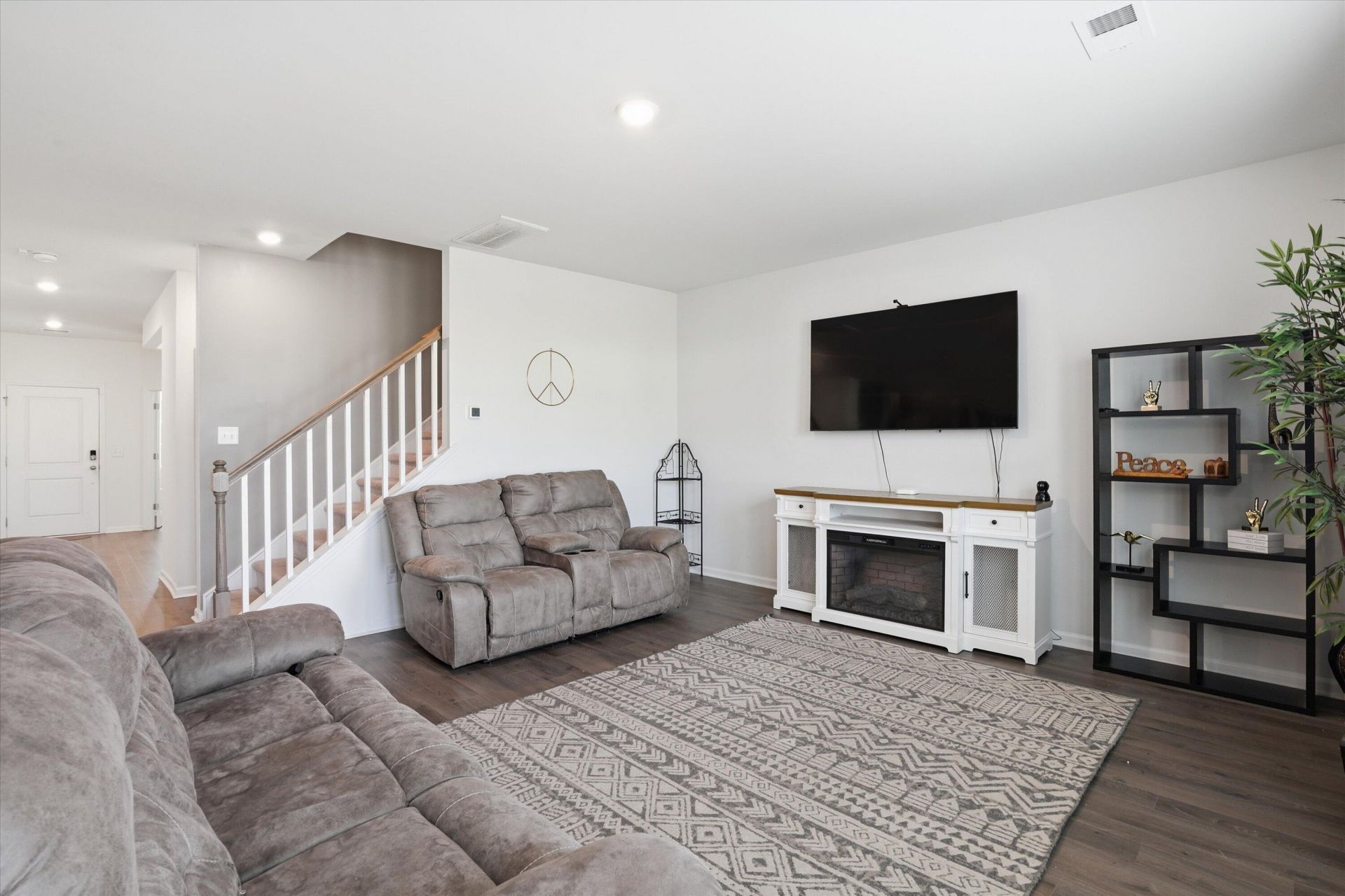 608 Macintyre Circle Photo 14