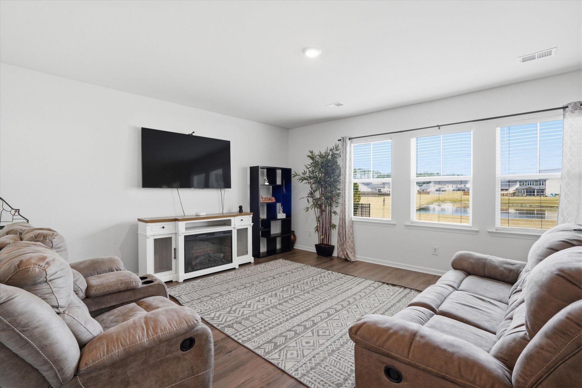 608 Macintyre Circle Photo 15