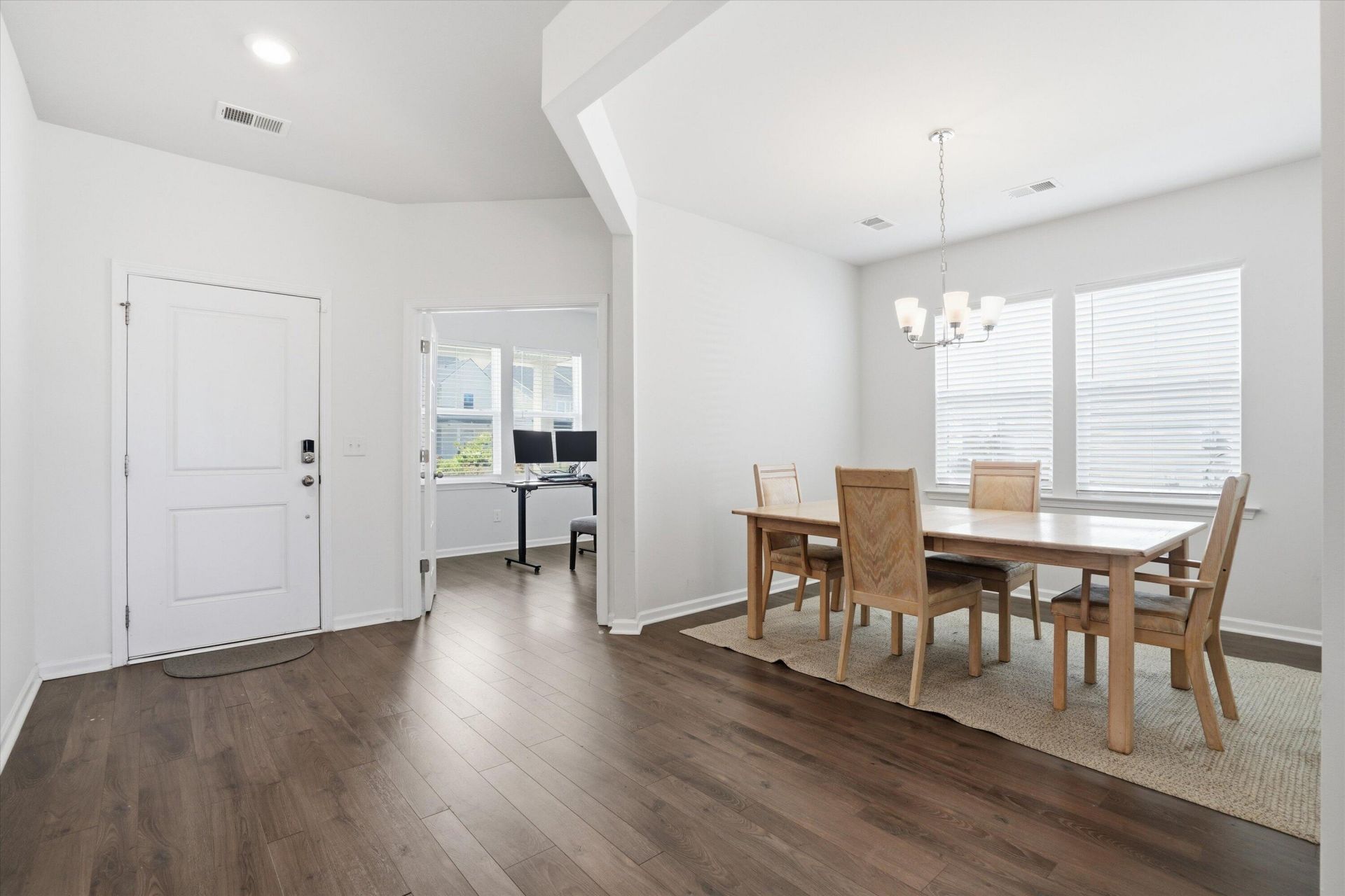 608 Macintyre Circle Photo 6