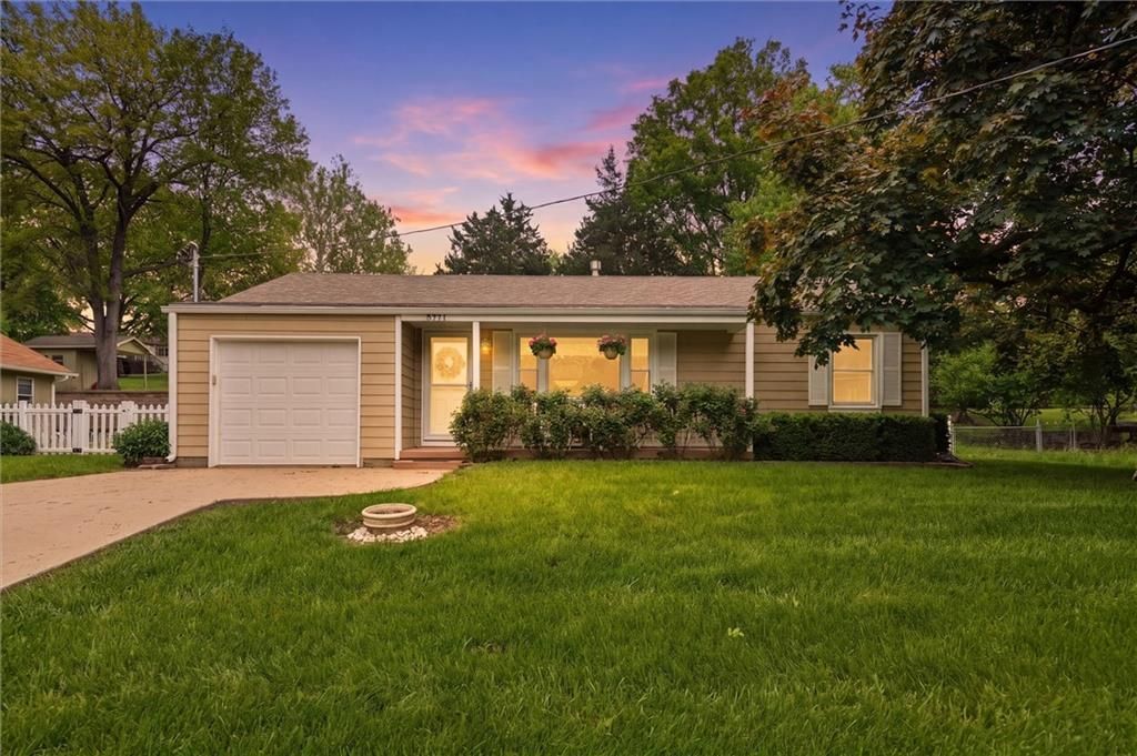5711 N Amoret Avenue, Kansas City, MO 64151 Main Photo