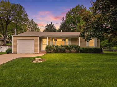 5711 N Amoret Avenue, Kansas City, MO 64151