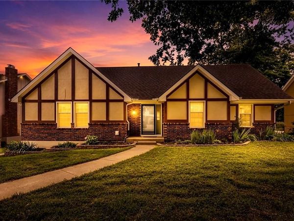 7417 N PARK Avenue, Gladstone, MO 64118