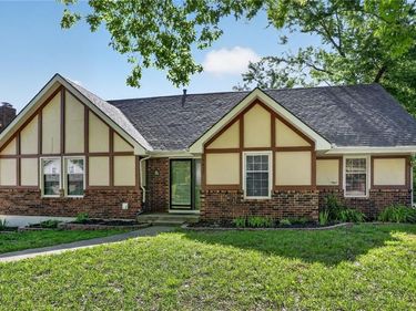 7417 N PARK Avenue, Gladstone, MO 64118
