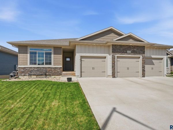 2305 S Sadie Ave, Sioux Falls, SD 57106