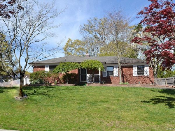 16 Hunter Place , Smithtown, NY 11787