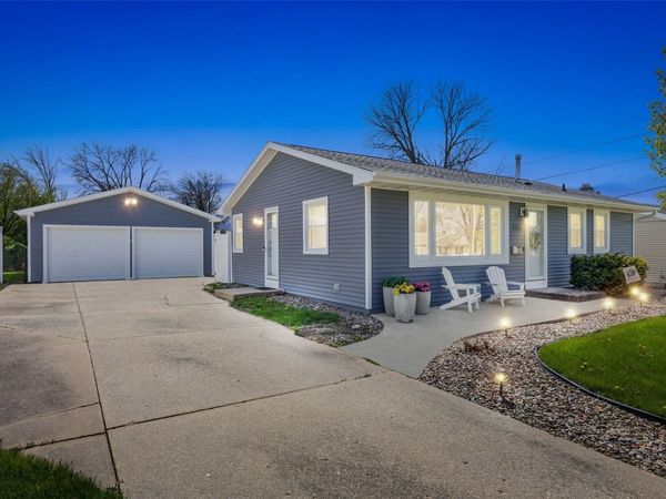 2765 14th Ave, Marion, IA 52302