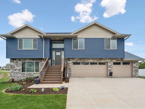 905 Carl Ct, Solon, IA 52333