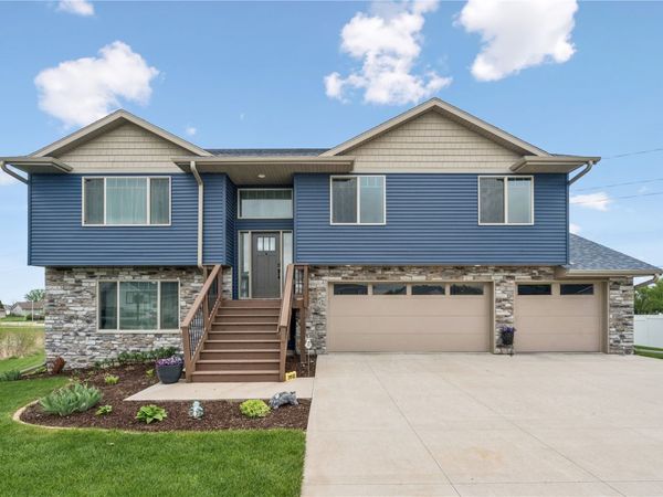 905 Carl Court , Solon, IA 52333