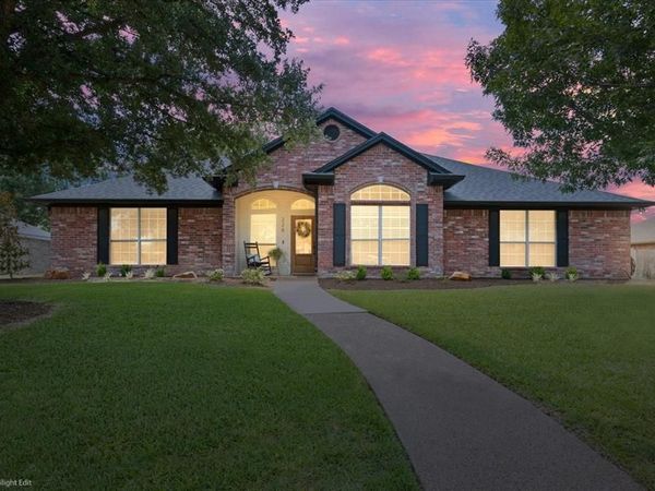 228 Greystone Drive , Hewitt, TX 76643