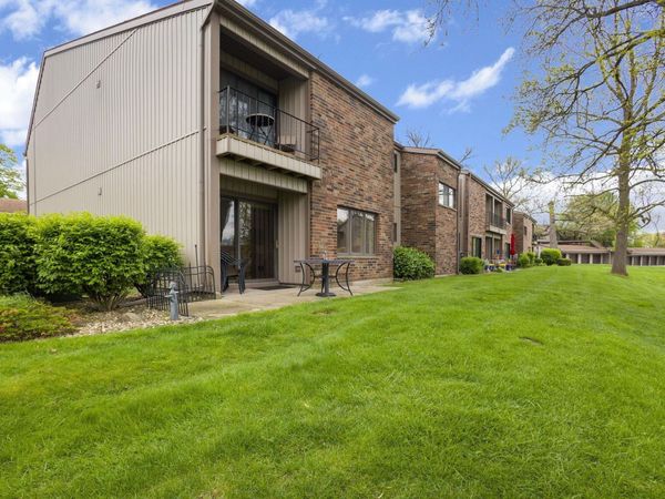 1935 New London Court, South Bend, IN 46637