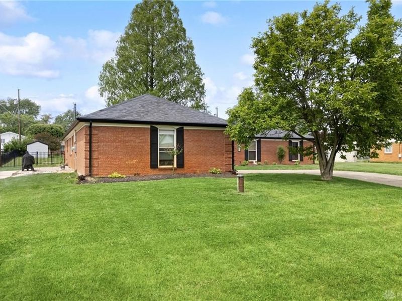 2411 Brown Bark Drive, Beavercreek, OH 45431 Photo 2