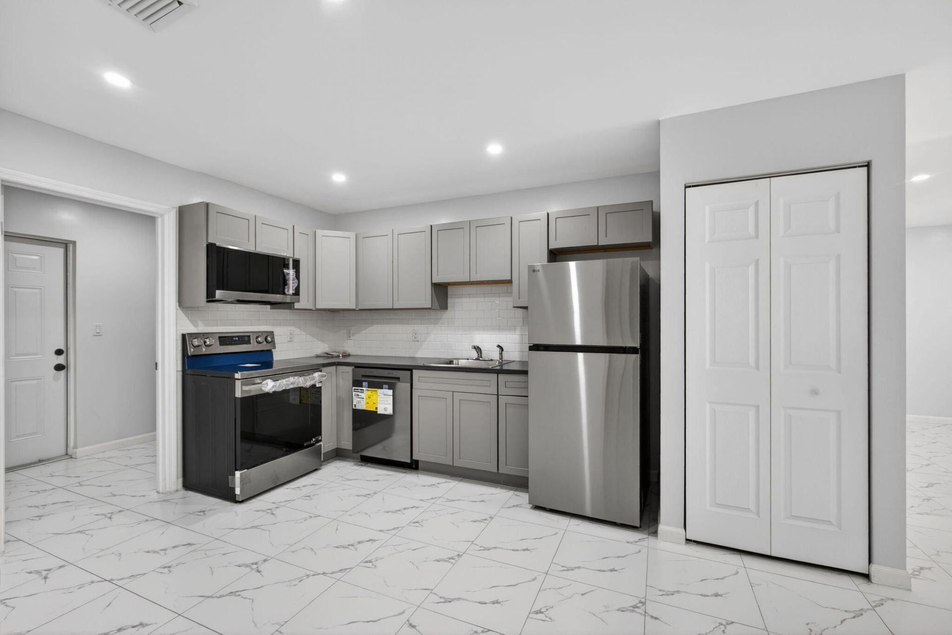 3255 Avenue J, Riviera Beach, FL 33404 Photo