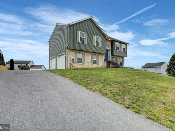 828 ESSEX CIRCLE , GREENCASTLE, PA 17225