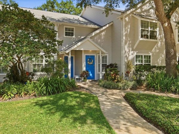 3213 VALLEY OAKS DRIVE , TAMPA, FL 33618